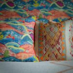 Kussen met de stof Andrew Martin meadow multi