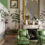 Woonkamer met op de Muur het behang Andrew Martin-mythical-land-flax on linen