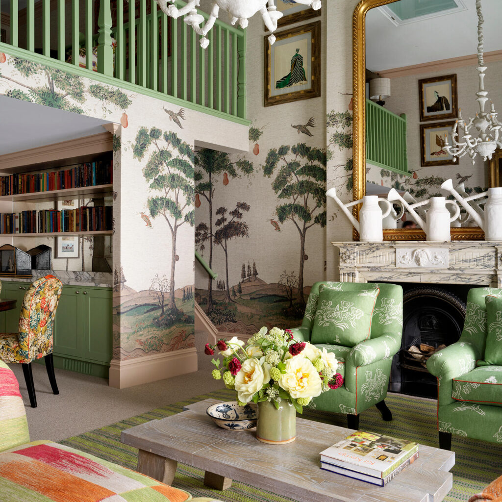 Woonkamer met op de Muur het behang Andrew Martin-mythical-land-flax on linen