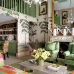 Woonkamer met op de Muur het behang Andrew Martin-mythical-land-flax on linen