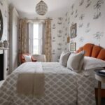 Slaapkamer interieur met het Andrew Martin-pear-tree-graphite behang