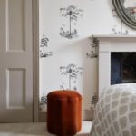Slaapkamer interieur met het Andrew Martin-pear-tree-graphite behang