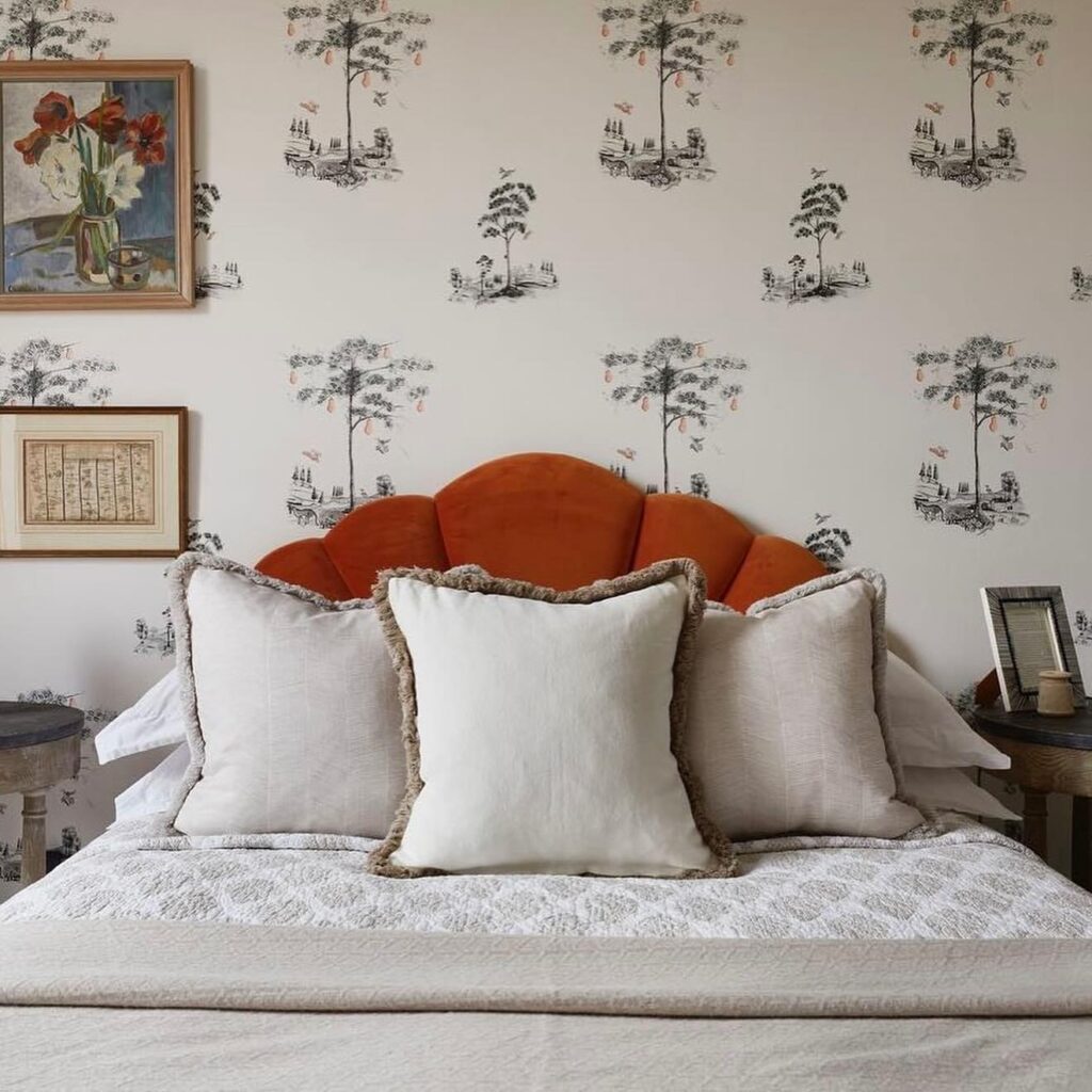 Slaapkamer interieur met het Andrew Martin-pear-tree-graphite behang