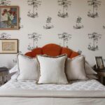 Slaapkamer interieur met het Andrew Martin-pear-tree-graphite behang