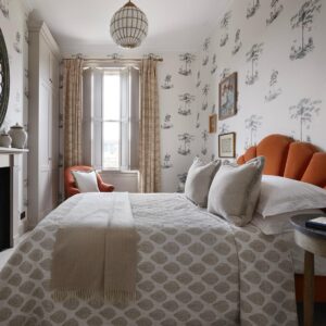 Slaapkamer interieur met het Andrew Martin-pear-tree-graphite behang