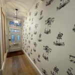 Hal interieur met het Andrew Martin-pear-tree-graphite behang