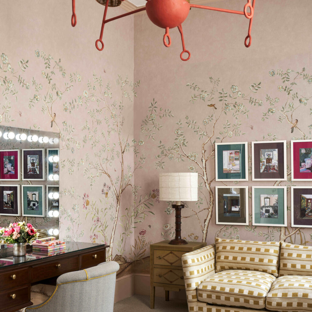 woonkamer met het Andrew Martin songbird-dawn panorama behang