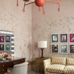 woonkamer met het Andrew Martin songbird-dawn panorama behang