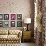 woonkamer met het Andrew Martin songbird-dawn panorama behang