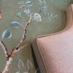 slaapkamer met op de muur het Andrew Martin songbird-spring behang in de keur groen
