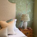 slaapkamer met op de muur het Andrew Martin songbird-spring behang in de keur groen