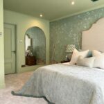 slaapkamer met op de muur het Andrew Martin songbird-spring behang in de keur groen