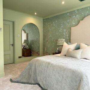 slaapkamer met op de muur het Andrew Martin songbird-spring behang in de keur groen