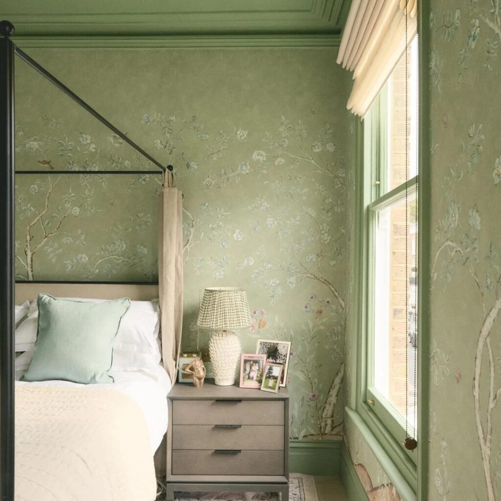 slaapkamer met op de muur het Andrew Martin songbird-spring behang in de keur groen