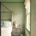 slaapkamer met op de muur het Andrew Martin songbird-spring behang in de keur groen