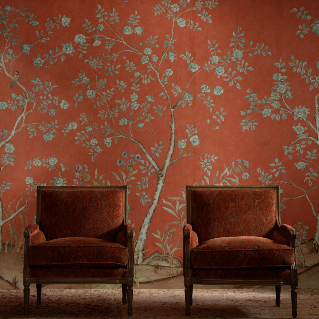 Intrieurweergave van het Andrew Martin songbird-sunset panorama behang in rood