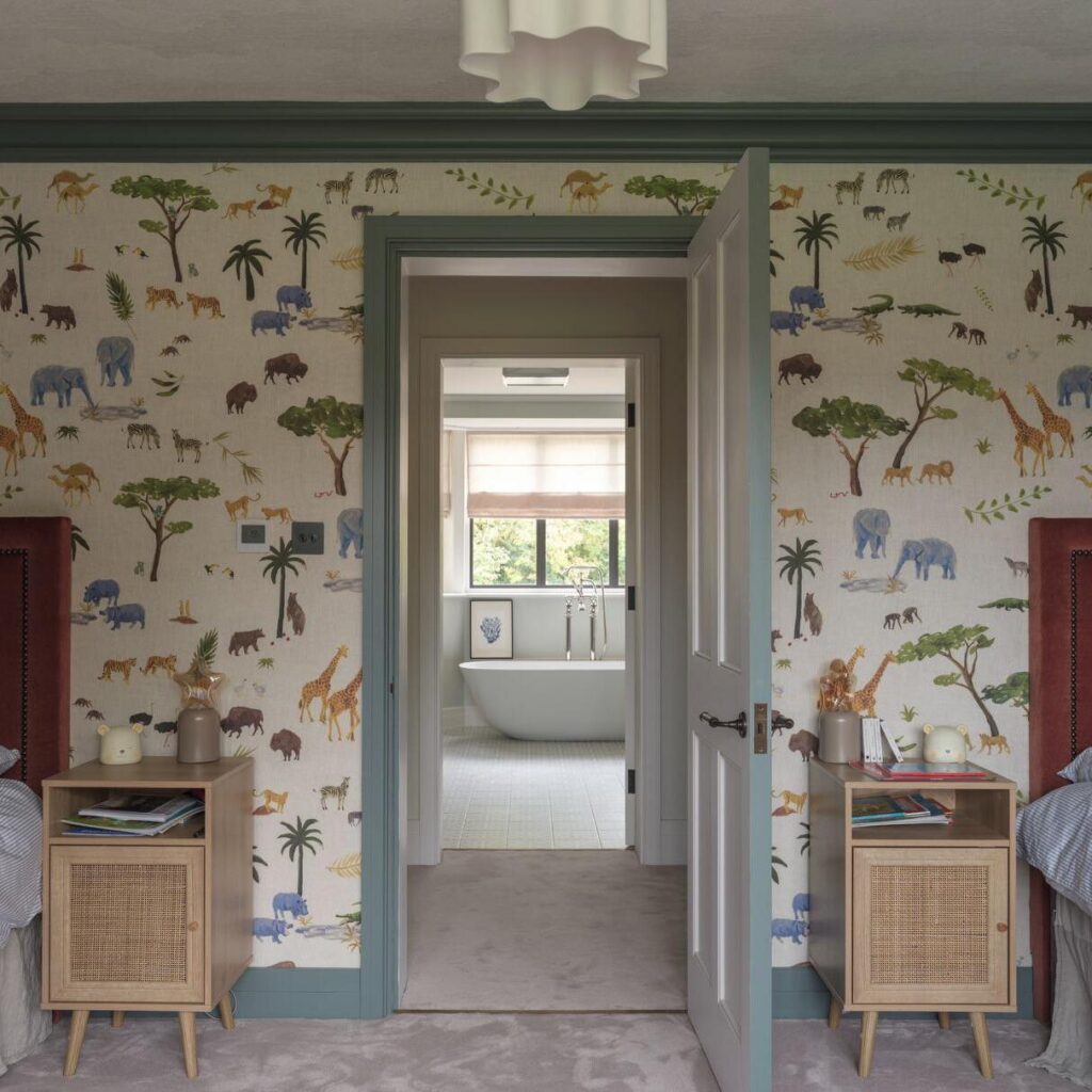 Interieur met op de muur het behang van Andrew Martin animalis in multi-color