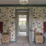 Interieur met op de muur het behang van Andrew Martin animalis in multi-color