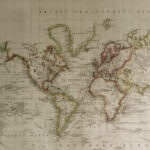 Product weergave van het Andrew Martin Latitude Wereldkaart behang
