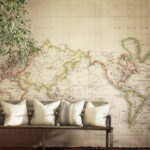 Interieurweergave van het Andrew Martin Latitude Wereldkaart behang