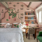 Interieur weergave van het Andrew Martin Pear Tree Setting Plaster behang