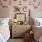 Interieur weergave van het Andrew Martin Pear Tree Setting Plaster behang