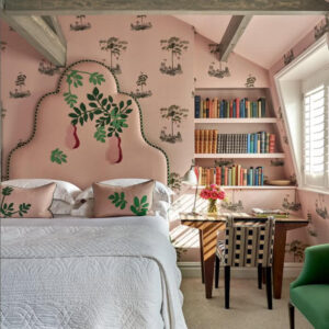 Interieur weergave van het Andrew Martin Pear Tree Setting Plaster behang