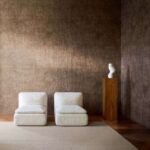 Interieur weergave van het bruine Elitis Alliages Nemura rm-1151-70 behang met bladmotief