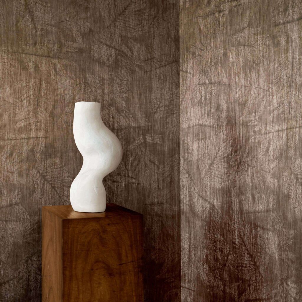 Interieur weergave van het bruine Elitis Alliages Nemura rm-1151-70 behang met bladmotief