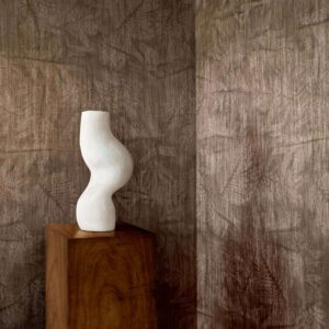Interieur weergave van het bruine Elitis Alliages Nemura rm-1151-70 behang met bladmotief