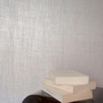 Interieur weergave van het Elitis alliages-isis-rm-612-01 witte luxe behang