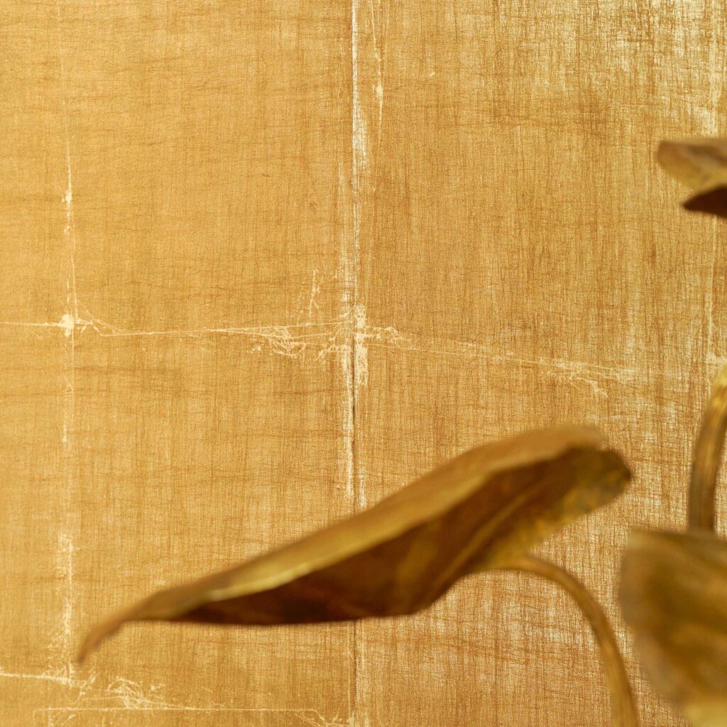 Interieur weergave van het gouden Elitis alliages-profumo-d-oro-RM 607-12 luxe behang met blokpatroon