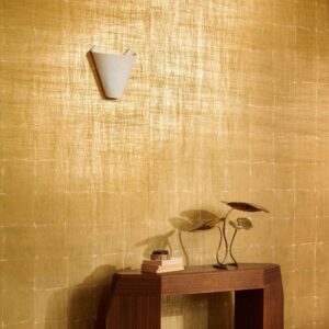 Interieur weergave van het gouden Elitis alliages-profumo-d-oro-RM 607-12 luxe behang met blokpatroon