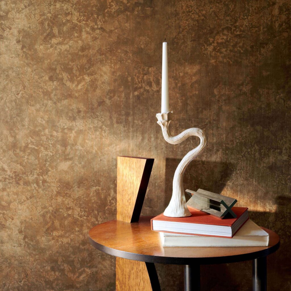 Interieur weergave van het bruine Elitis alliages-vulcania-RM 1152-70 behang