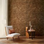 Interieur weergave van het bruine Elitis alliages-vulcania-RM 1152-70 behang