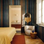 Interieur weergave van het Elitis-cartagena-cannelure-rm-1147-40 gestreepte behang