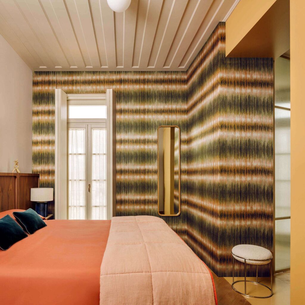 Interieur weergave van het luxe gestreepte Elitis cartagena-oree-rm-1145-60 behang