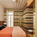 Interieur weergave van het luxe gestreepte Elitis cartagena-oree-rm-1145-60 behang