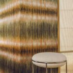 Interieur weergave van het luxe gestreepte Elitis cartagena-oree-rm-1145-60 behang