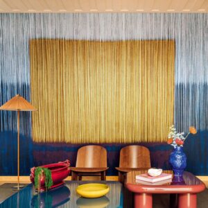 Interieur weergave van het blauw met gele Elitis - Cartagena Sanctuaire RM 1141-01 panorama behang