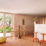 Interieur weergave van het gestreepte Elitis cartagena amulettes RM 1149-50 behang in oranje