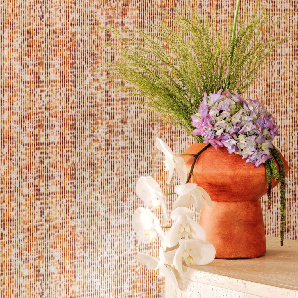Interieur weergave van het gestreepte Elitis cartagena amulettes RM 1149-50 behang in oranje