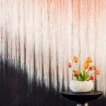 close-up van een Interieur weergave van het Elitis cartagena-plisse-RM 11142-01 panorama behang