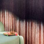 close-up van een Interieur weergave van het Elitis cartagena-plisse-RM 11142-01 panorama behang