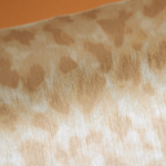 detail van het Elitis cartagena-plumetis-rm-1150-10 behang