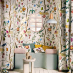 Interieur weergave van het Pierre Frey L'arbre magique FP213001 - Matin behang