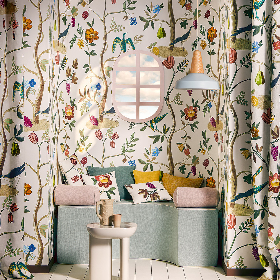 Interieur weergave van het Pierre Frey L'arbre magique FP213001 - Matin behang