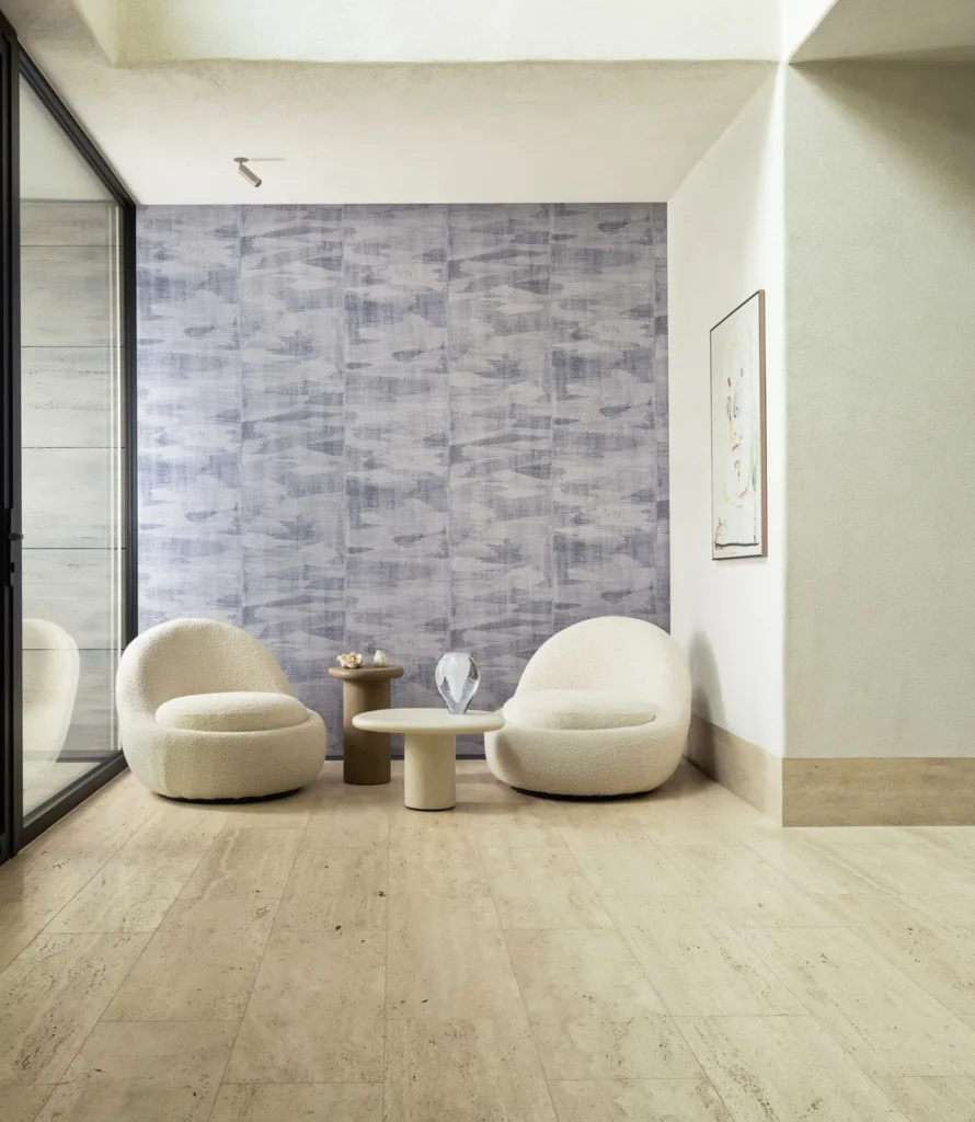 Interieur met Arte Ombre Alluvio behang in blauw, kleur Blueberry (32342)