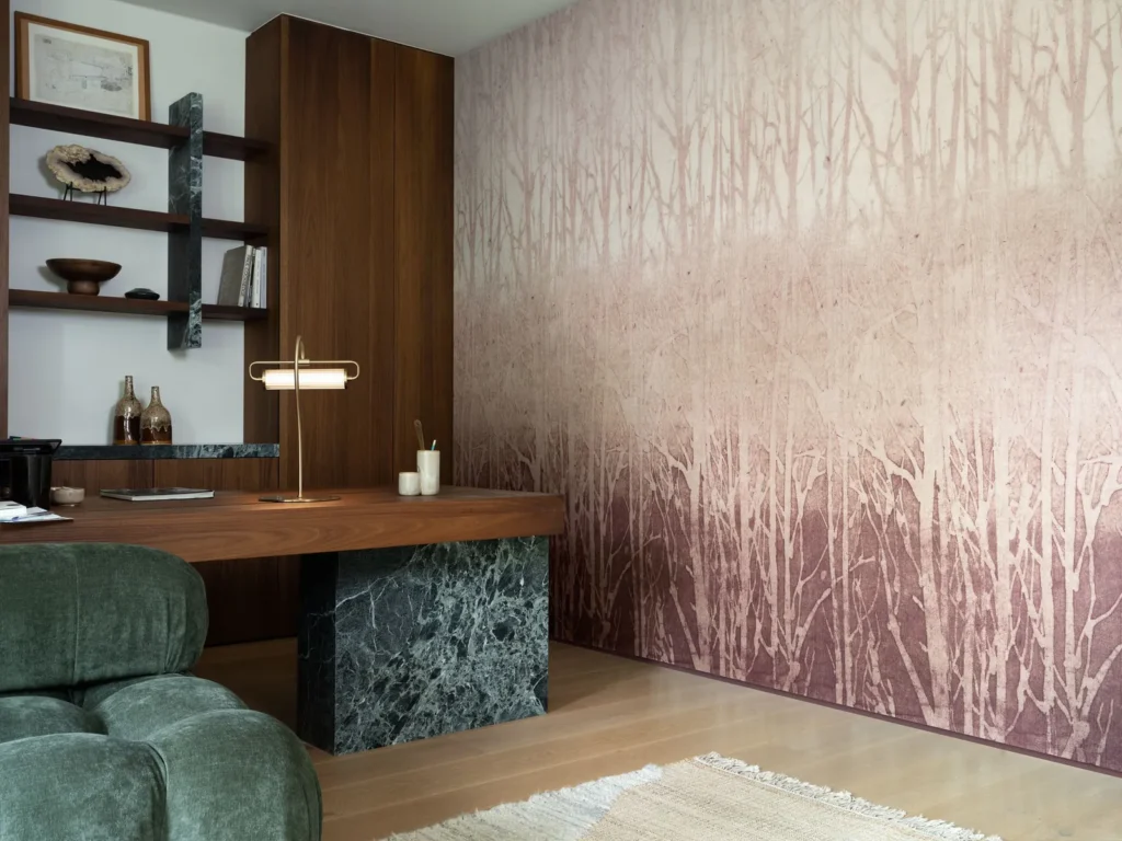 Interieur met Arte Ombre Arbor panoramabehang in rood, kleur Amarena (32371)