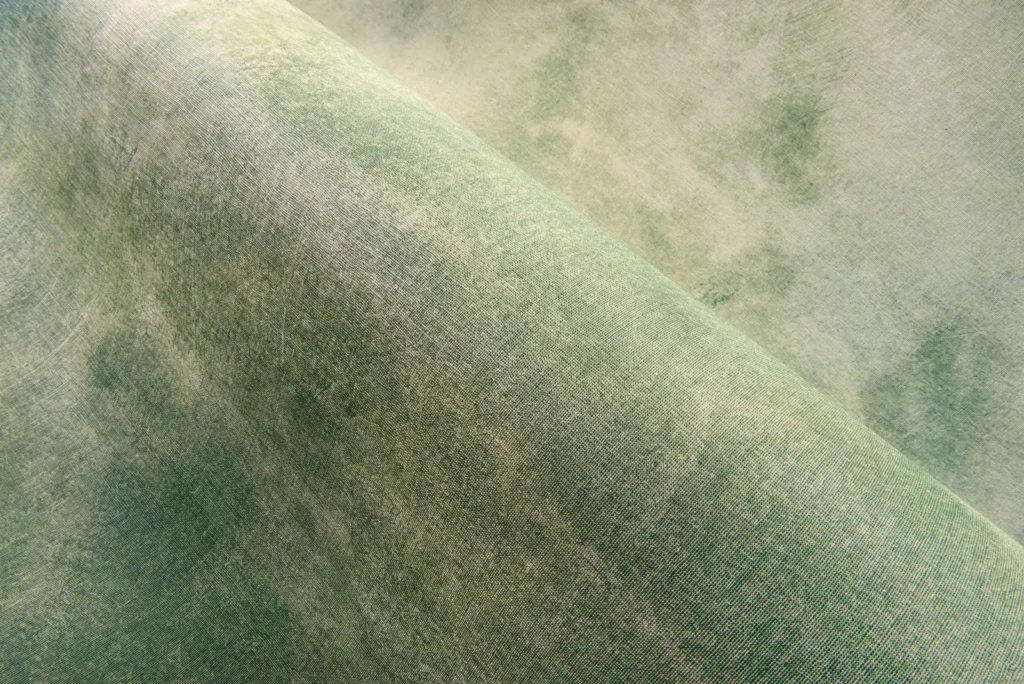 Sfeerbeeld van Arte Ombre Flux panoramabehang in groen, kleur Emerald Haze (32382)